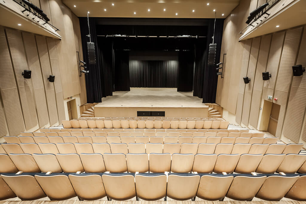 Wnętrze sali widowiskowo - kinowej, widok na scenę / The interior of the entertainment and cinema hall, view of the stage