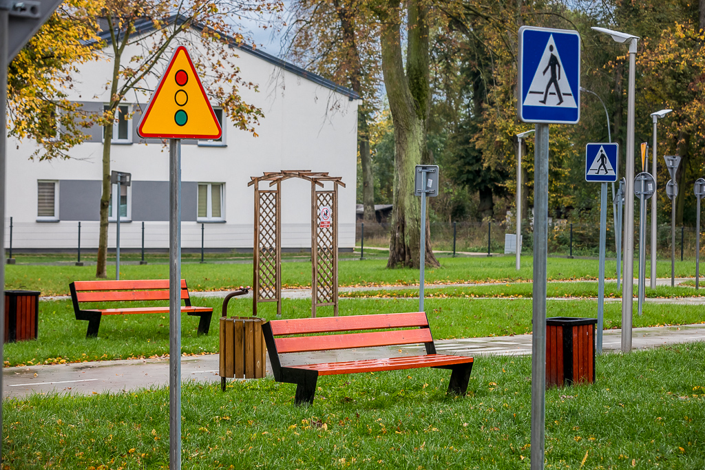 Ławki na trawniku w pobliżu miasteczka ruchu drogowego / Lawn benches near the traffic park