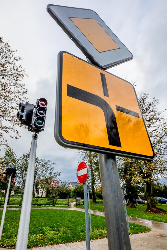 Znaki drogowe i sygnalizacja świetlna / Road signs and traffic lights