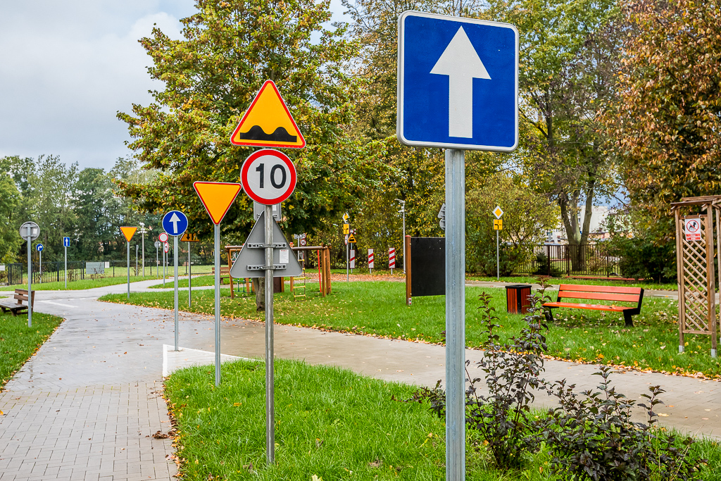 Uliczka i znaki drogowe / Street and road signs