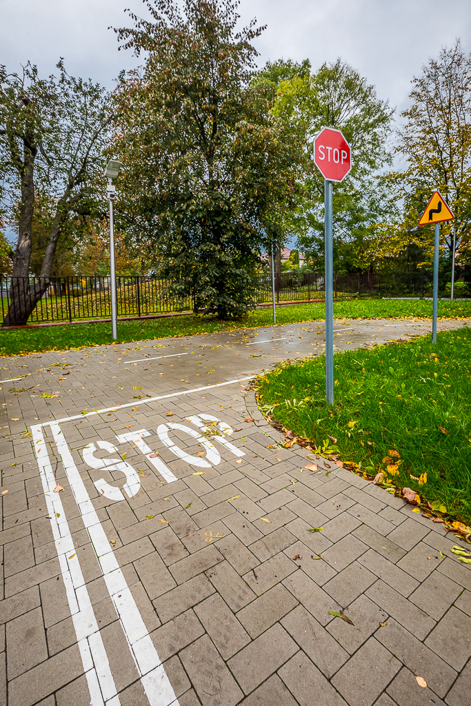 Uliczka i znak stop / Street and stop sign