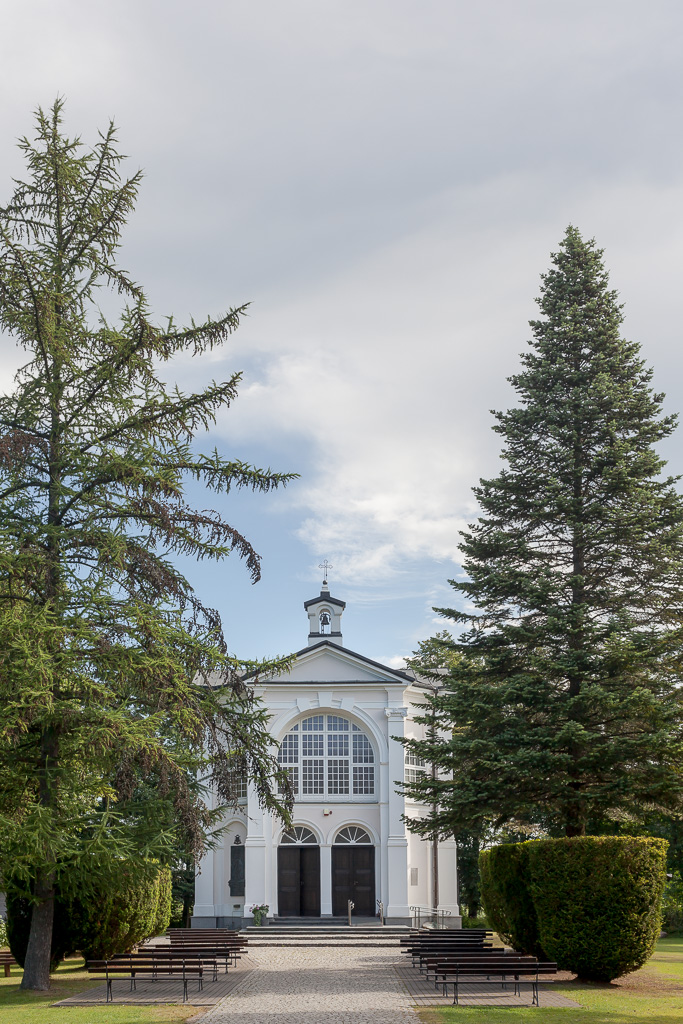 Kaplica Matki Bożej Studzieniczańskiej w otoczeniu drzew / Chapel of Our Lady of Studzieniczna surrounded by trees