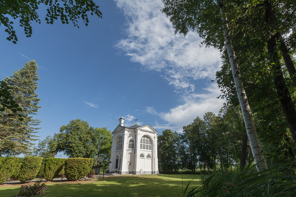 Kaplica Matki Bożej Studzieniczańskiej w otoczeniu drzew / Chapel of Our Lady of Studzieniczna surrounded by trees