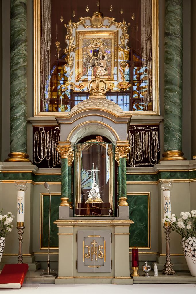Zbliżenie na tabernakulum i obraz Matki Bożej / Close-up on the tabernacle and the image of the Mother of God