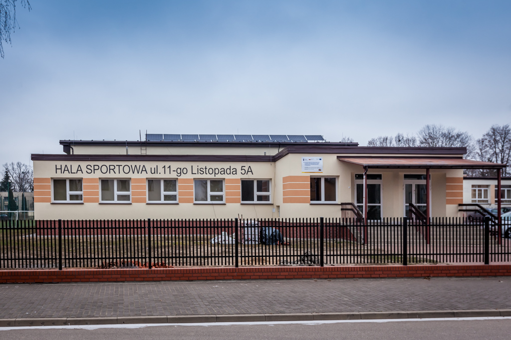 Panele fotowoltaiczne na dachu szkoły