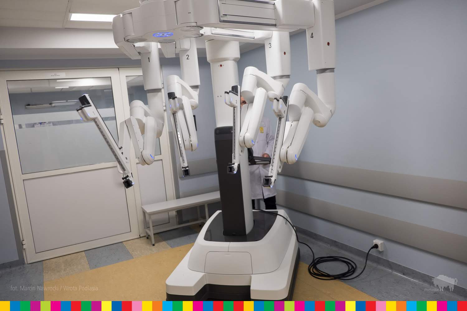surgical robot in the hospital during presentation / Robot da Vinci stoi na korytarzu szpitala
