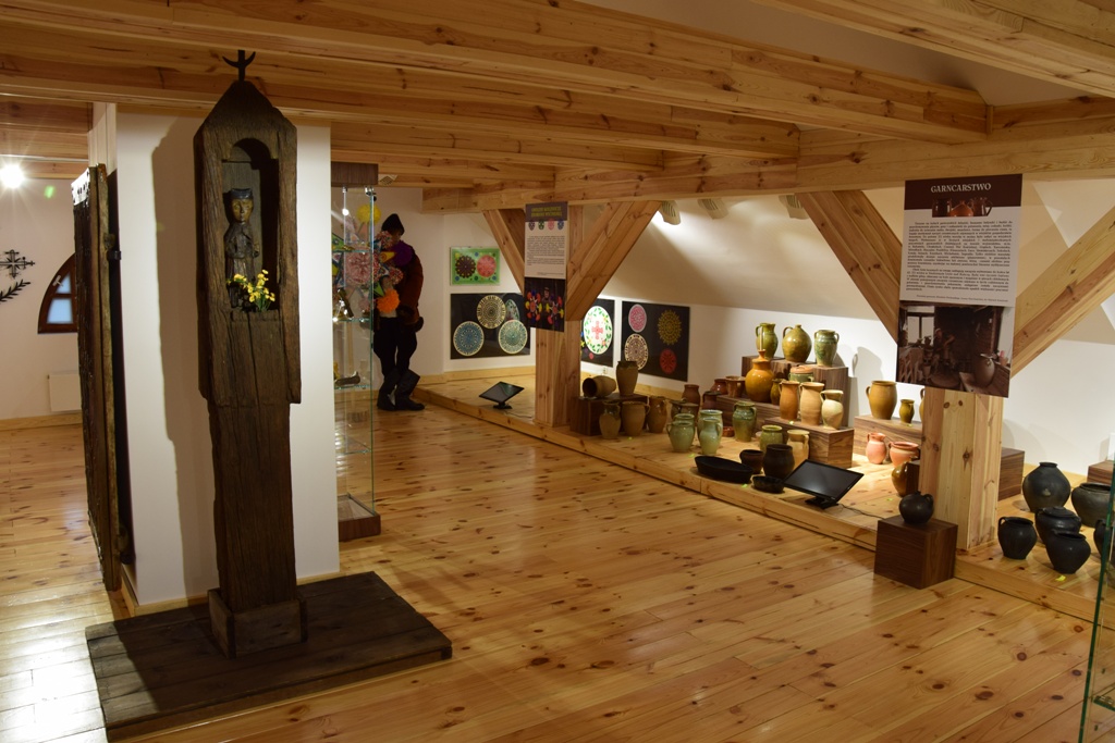 Wystawa sztuki ludowe wewnątrz dworu – ceramika, sztuka drewniana