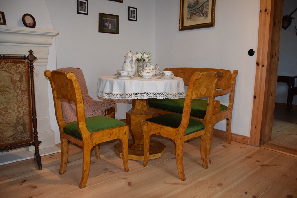 Wystawa dworskiego wnętrza – salon ze stolikiem 