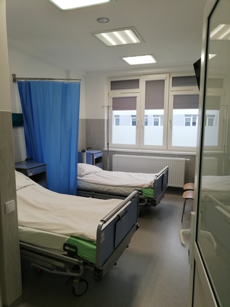 Sala szpitalna z dwoma łóżkami w Centrum Pulmonologicznym