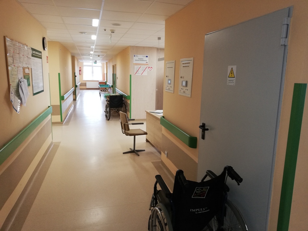 Korytarz w Suwalskim Centrum Ortopedycznym w szpitalu wojewódzkim w Suwałkach