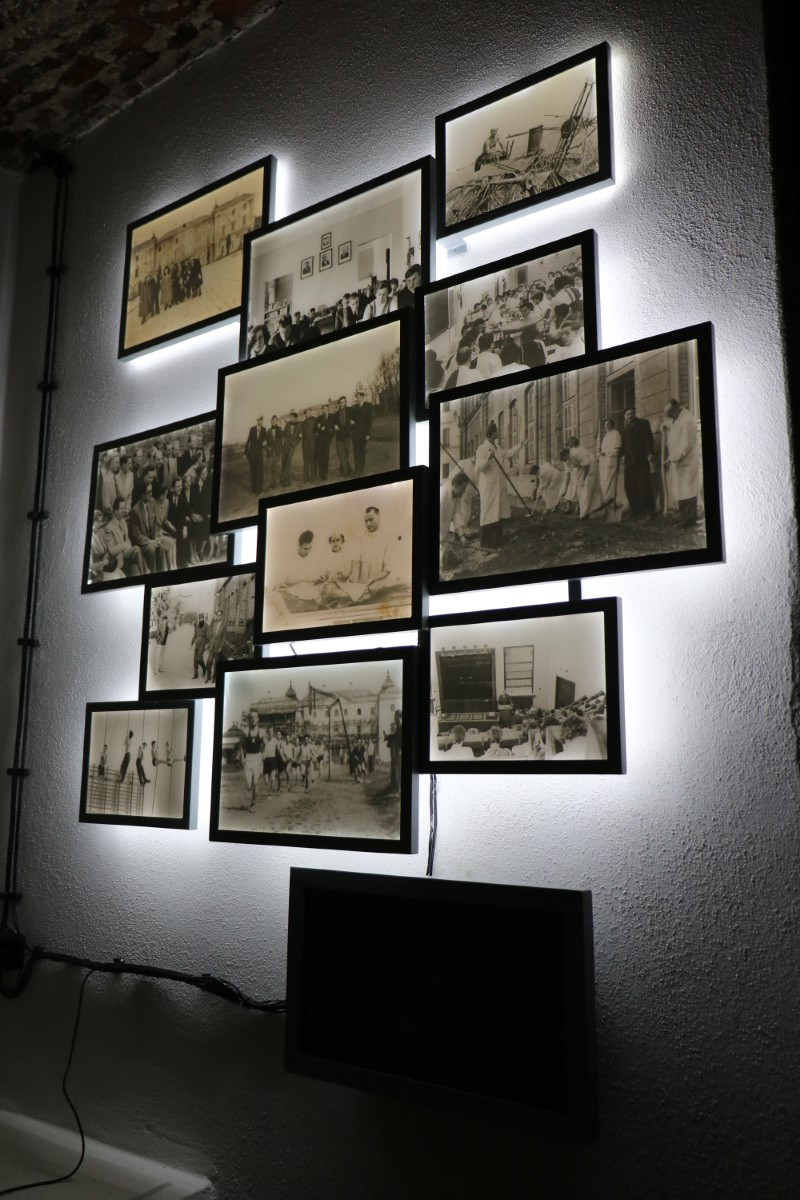 Podświetlone historyczne fotografie tworzą instalację na ścianie