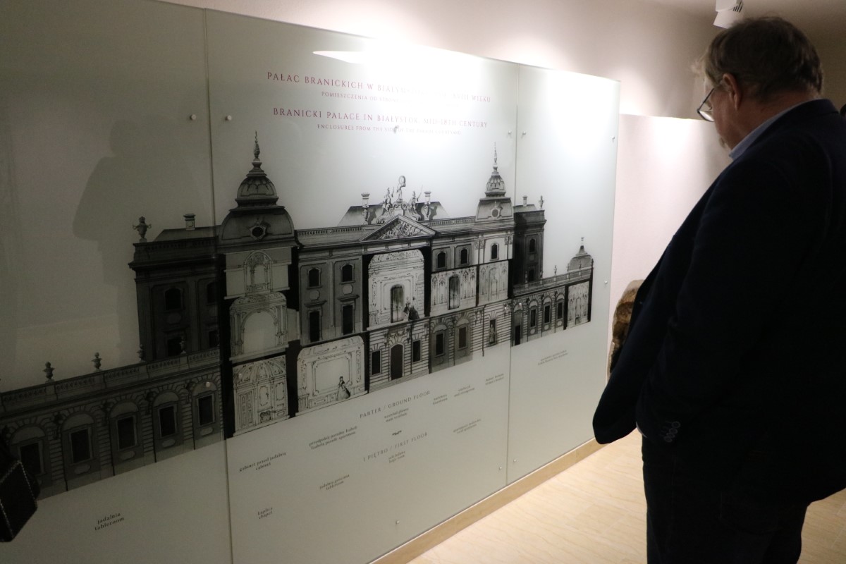 Mężczyzna patrzy na historyczny schemat Pałacu Branickich w Białymstoku