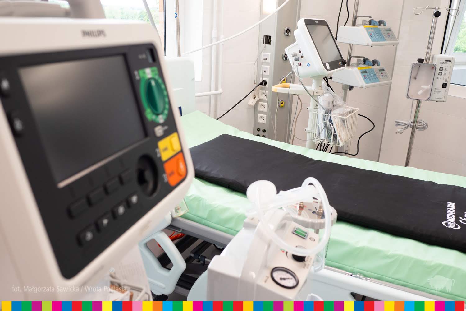 Zbliżenie na monitor i aparaturę medyczną w sali pooperacyjnej w szpitalu w KolnieG