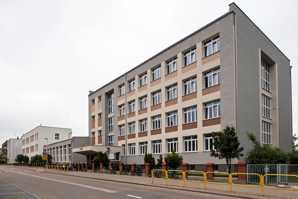 Czteropiętrowy budynek Szkoły Podstawowej nr 4 w Bielsku Podlaskim po termomodernizacji