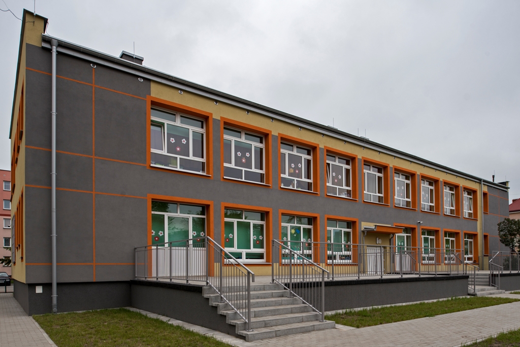 Dwupiętrowy budynek Przedszkola nr 5 w Bielsku Podlaskim po termomodernizacji