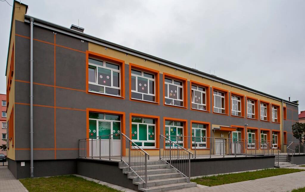 Dwupiętrowy budynek Przedszkola nr 5 w Bielsku Podlaskim po termomodernizacji