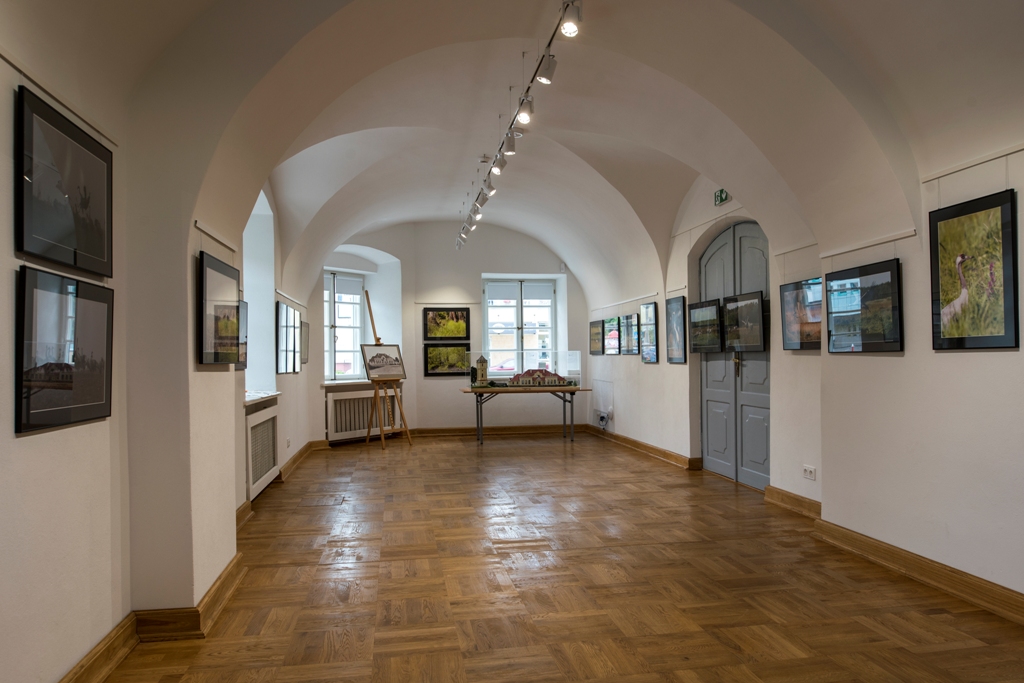 Wystawa fotografii we wnętrzu ratusza w Bielsku Podlaskim