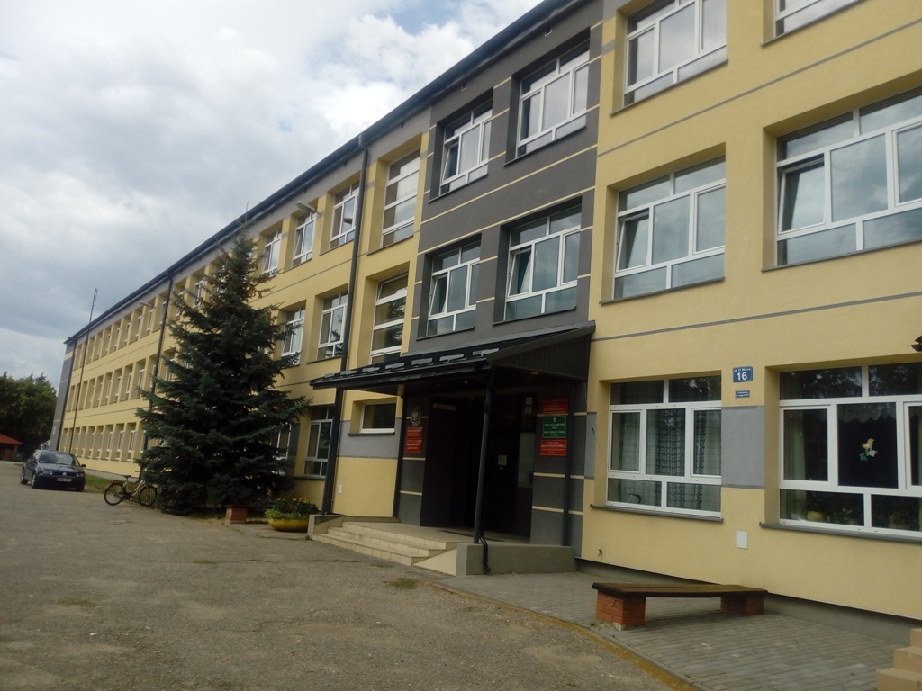Widok z zewnątrz na budynek szkoły podstawowej w Puńsku po termomodernizacji 
