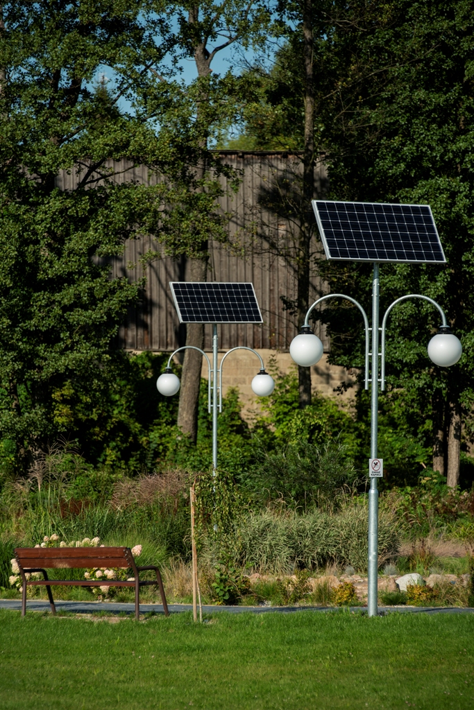 Oświetlenie w parku z panelami solarnymi, zasilane energią ze słońca 