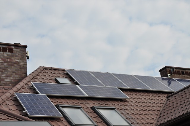Panele słoneczne umieszczone na dachu domu