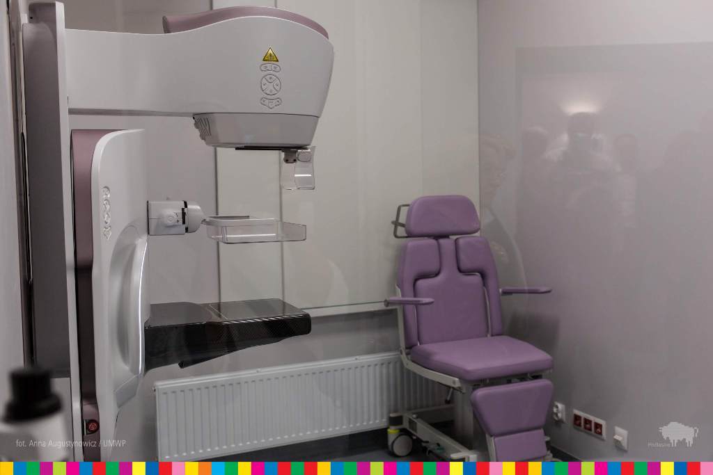 Urządzenie do mammografii, w tle fotel