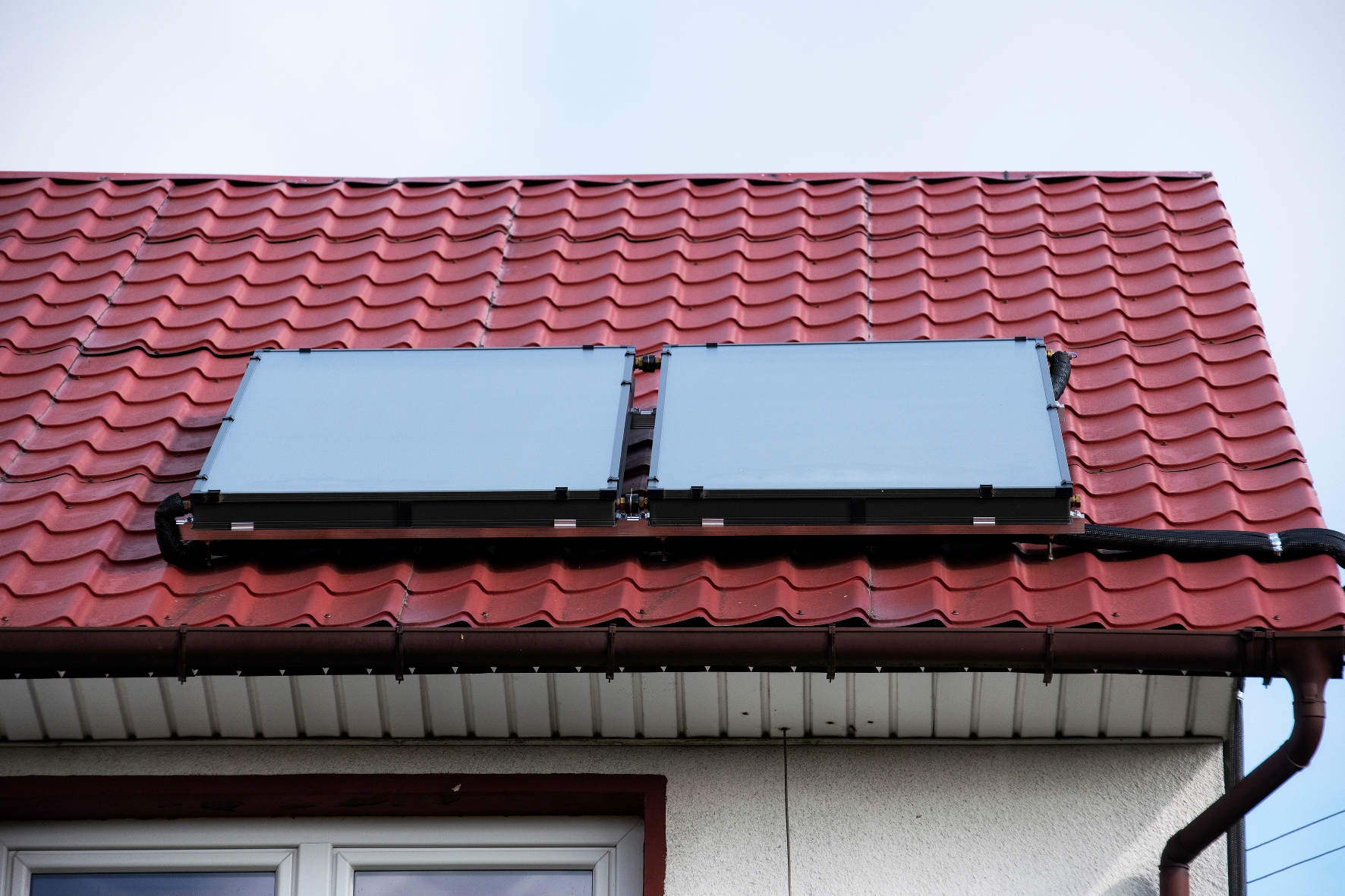 Panele słoneczne na dachu domu.